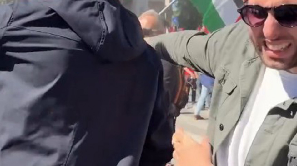 25 aprile: Radicali, 'picchiati durante il corteo a Roma per bandiere Ucraina'