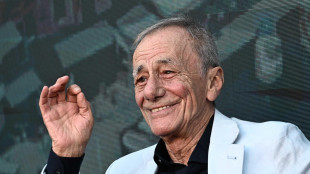Vecchioni al Brancaccio 'statemi vicino, non canter&ograve; per mesi', poi su Ig 'non lascio'