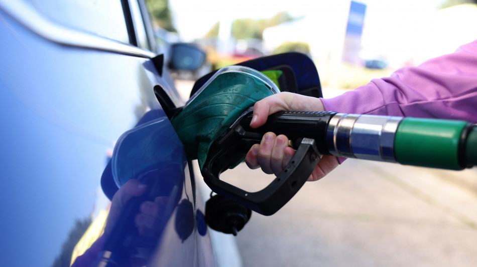Cgia, il caro carburante mette a rischio camionisti, taxisti e rappresentanti