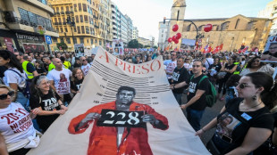 Decenas de miles de valencianos salen a las calles en aniversario de mortíferas inundaciones