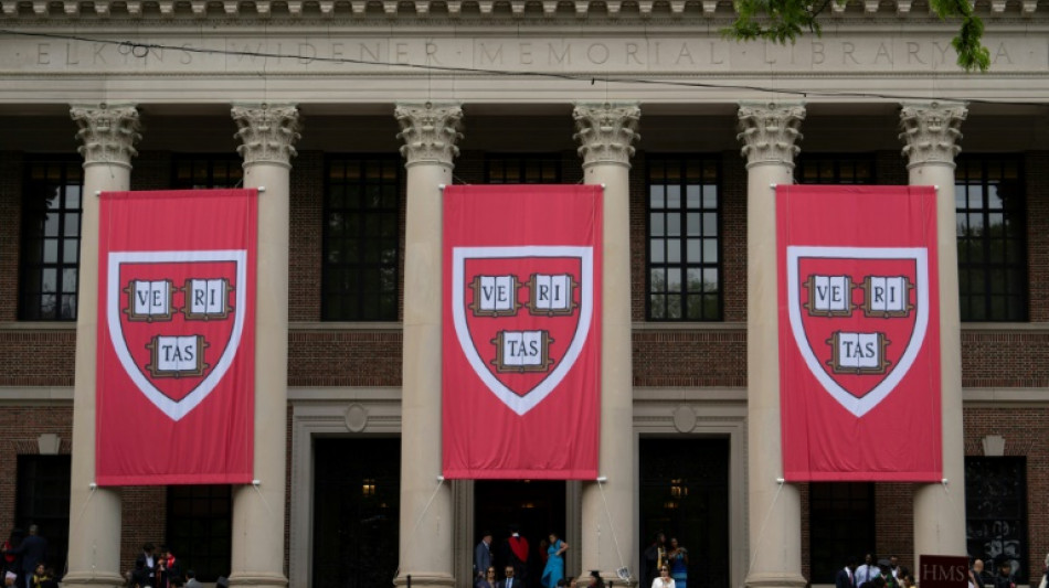 Juíza pede que governo Trump justifique corte bilionário de fundos para Harvard