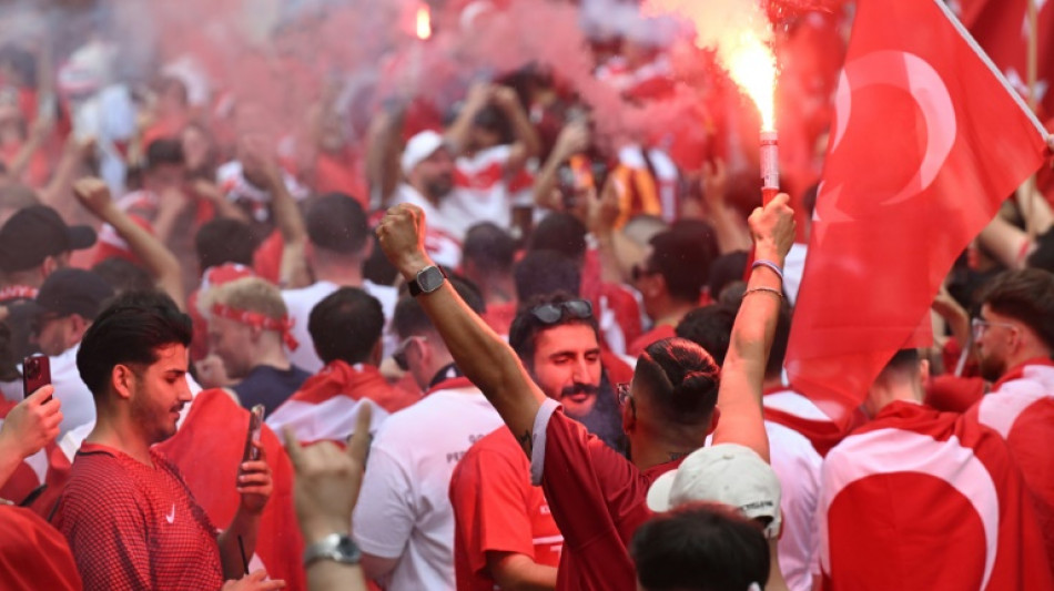 "Massiv" den Wolfsgru&szlig; gezeigt: Polizei beendet t&uuml;rkischen Fanmarsch in Berlin