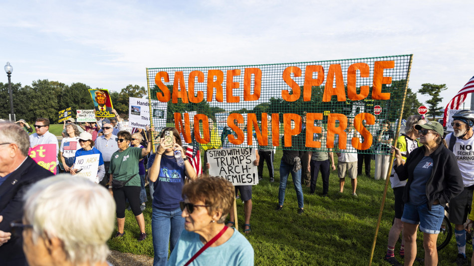 I veterani scendono in piazza contro l'arco di Trump, 'viola un luogo sacro'