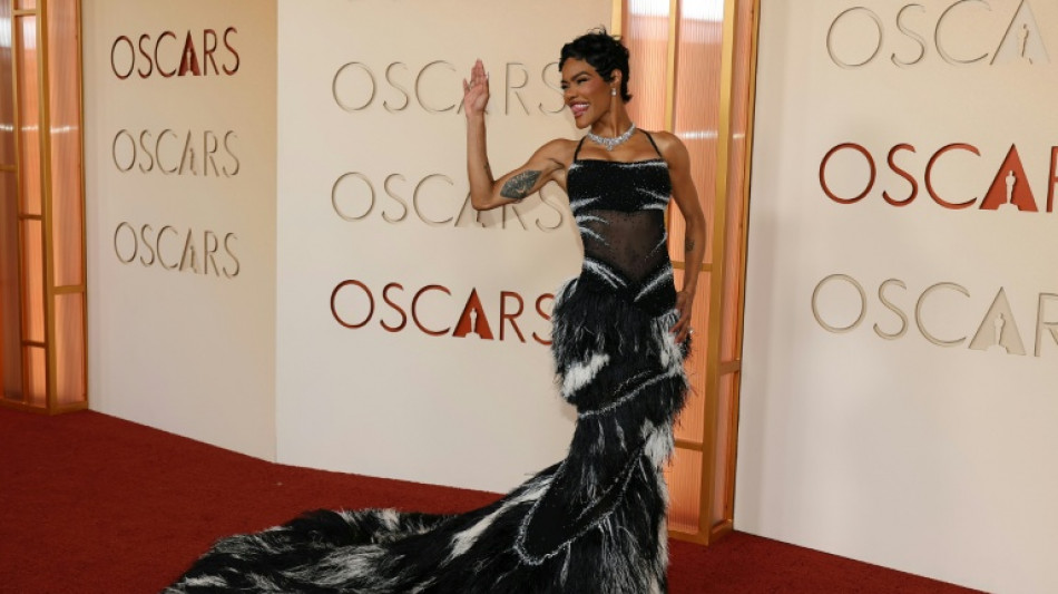 Stars bring glamour to Oscars red carpet