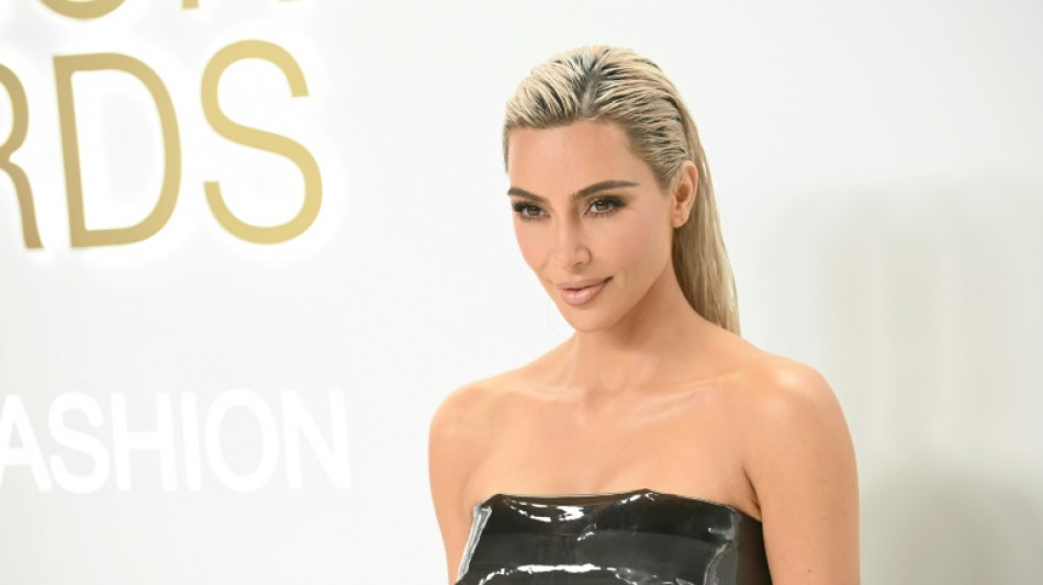 Kim Kardashian veut r&eacute;&eacute;tudier son partenariat avec Balenciaga apr&egrave;s une campagne controvers&eacute;e