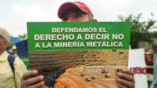 Salvadore&ntilde;os protestan contra la ley minera de Bukele