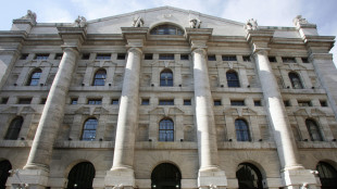 Borsa: Milano riduce il calo (-0,7%), deboli Tim e Leonardo