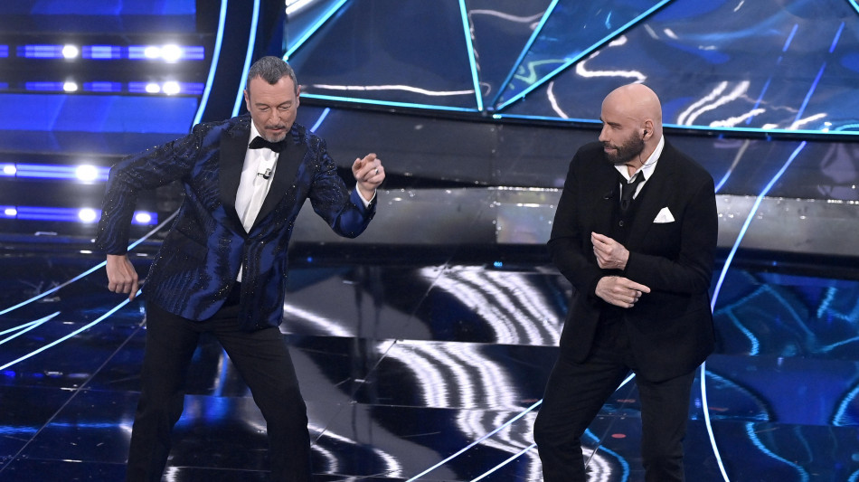 Agcom, a Sanremo 2024 pubblicit&agrave; occulta scarpe Travolta