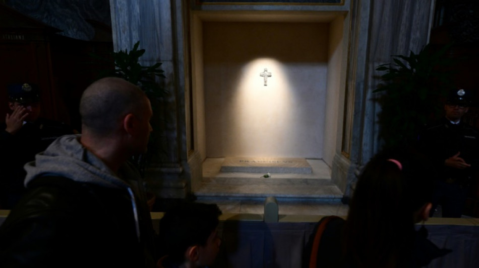 El gran p&uacute;blico descubre la tumba de Francisco a la espera del c&oacute;nclave