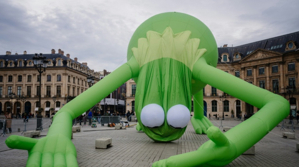 Kermit tenta tranquilizar visitantes da feira Art Basel em Paris após roubo no Louvre