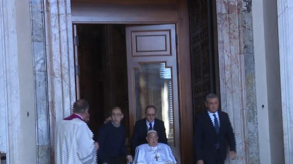 Il Papa a sorpresa nella basilica di San Pietro