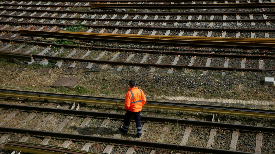 Sindacati, rinnovato contratto ferrovie, aumento 230 euro