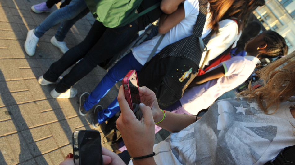 Parigi vuole vietare i social ai minori di 15 anni