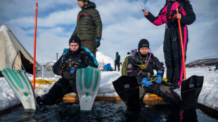 En Finlande, des plongeurs s'entrainent &agrave; explorer les eaux polaires