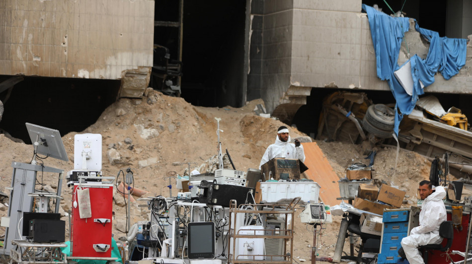 Hamas, trovata terza fossa comune con 49 corpi ad al-Shifa