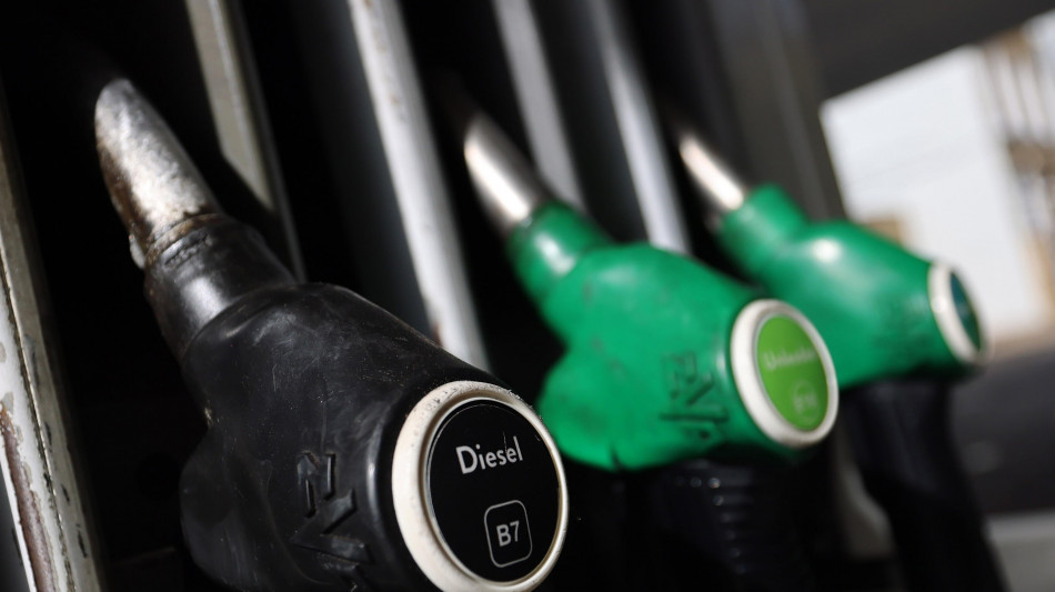 Mimit, prezzo medio self benzina a 2,043 euro al litro, gasolio a 2,244