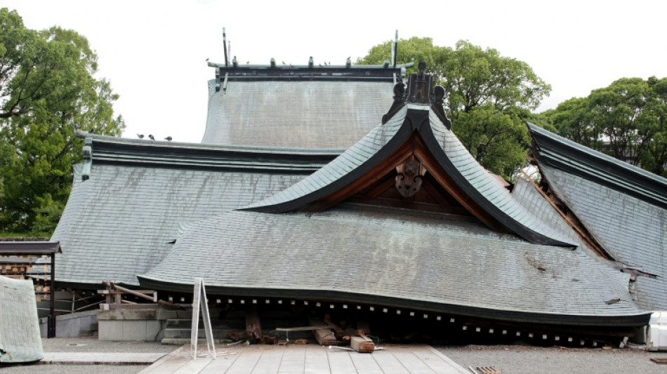 Equipes de emerg&ecirc;ncia procuram sobrevivientes ap&oacute;s terremoto que deixou 13 mortos no Jap&atilde;o