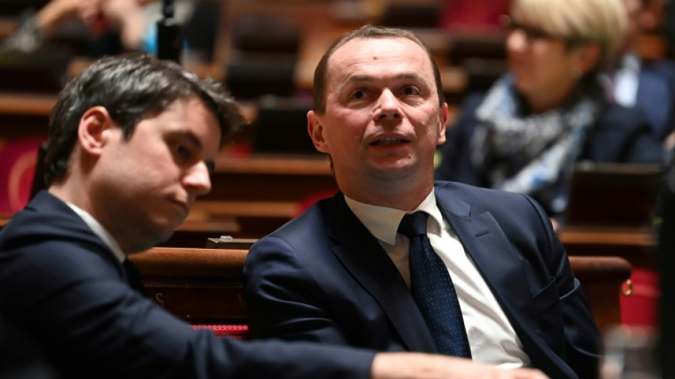 Retraites: le gouvernement acc&eacute;l&egrave;re au S&eacute;nat, Macron ferme avec les syndicats