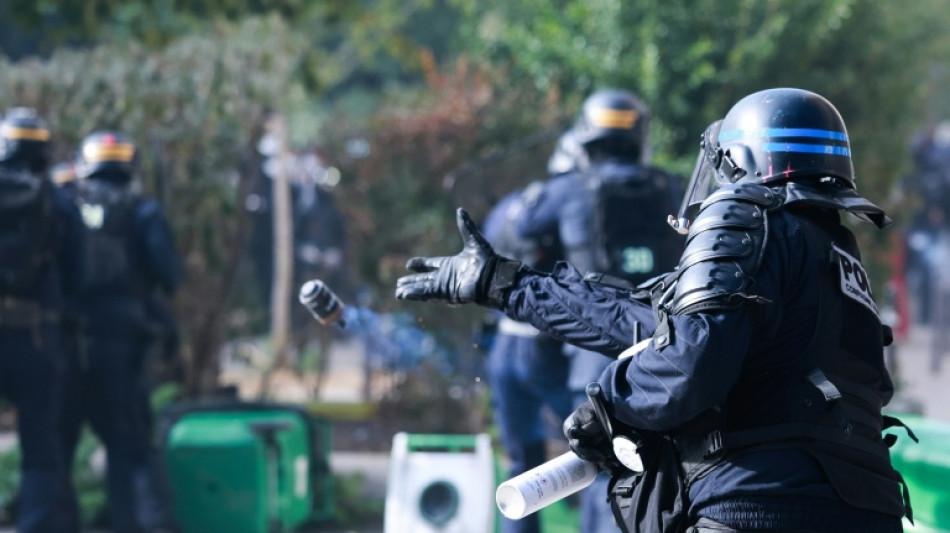 Premier franc&ecirc;s nega que pol&iacute;cia tenha recebido ordens para confrontar estudantes