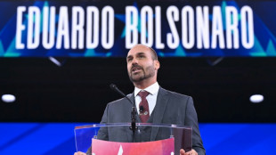 Sob amea&ccedil;a de apreens&atilde;o de passaporte, Eduardo Bolsonaro fica nos EUA