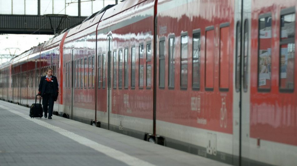 Zugbegleiter soll in Rheinland-Pfalz Jugendliche aus Bahn gesto&szlig;en haben
