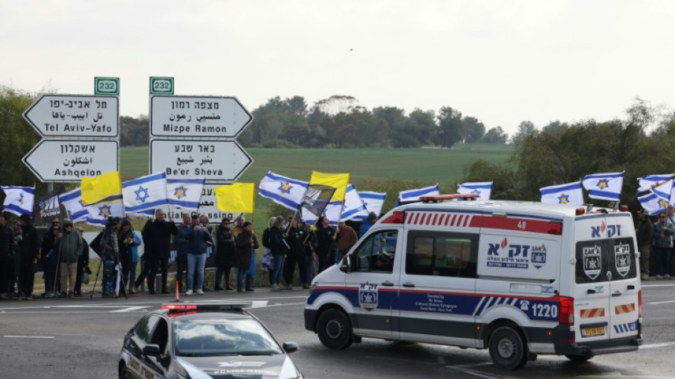 Israelenses se re&uacute;nem com o 'cora&ccedil;&atilde;o partido' para receber corpos de ref&eacute;ns