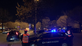 Carabinieri sparano ad auto in fuga con presunto estorsore, un ferito