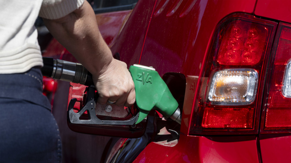 Prezzo del petrolio in calo, Wti scambiato a 90,22 dollari