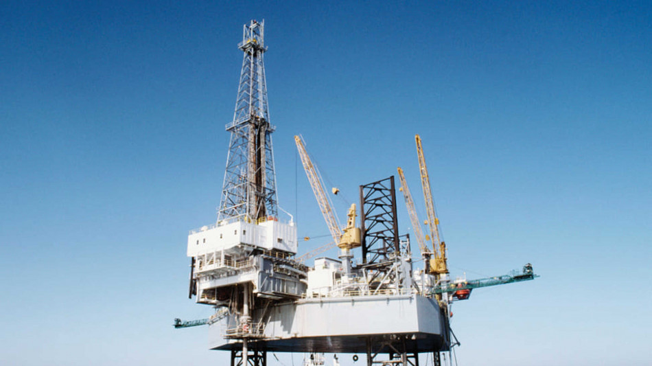 Prezzo del petrolio in calo, Wti a 61,87 dollari