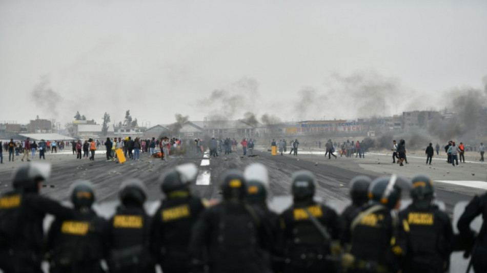 Manifestantes bloquean aeropuertos y rutas en Per&uacute; pese a anuncio de elecciones anticipadas