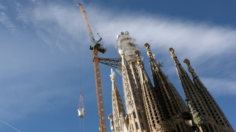 Sagrada Fam&iacute;lia de Barcelona instala cruz que a coroa como igreja mais alta do mundo