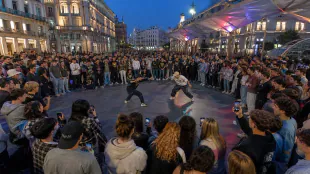 Una batalla de &ldquo;farmear aura&rdquo; re&uacute;ne a cientos de j&oacute;venes en Nuevos Ministerios