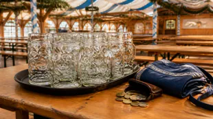 Wiesn-Bedienungen k&ouml;nnen in 16 bis 18 Tagen bis zu 16.000 Euro verdienen