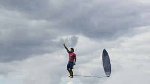 Gabriel Medina 'levita' em foto ic&ocirc;nica da AFP em Paris-2024