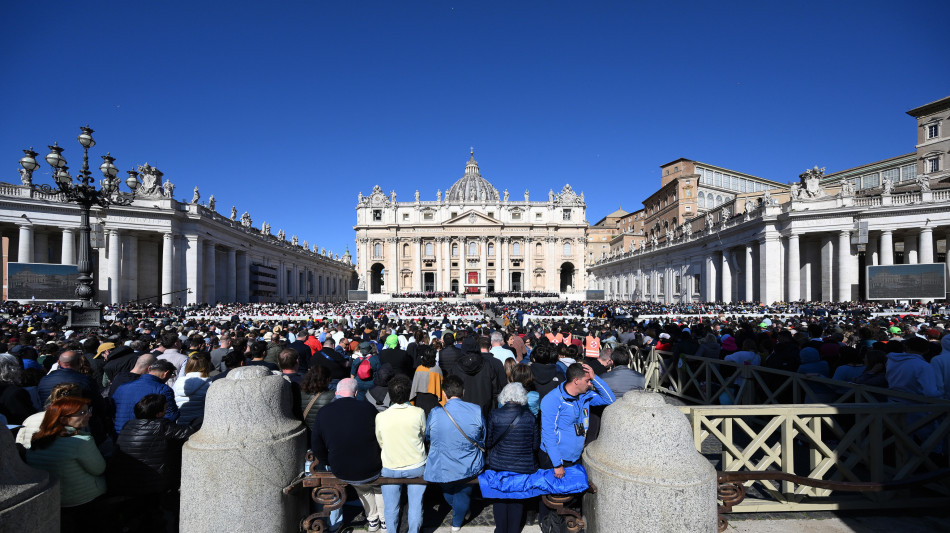 Feretro del Papa accolto da lungo applauso in piazza San Pietro