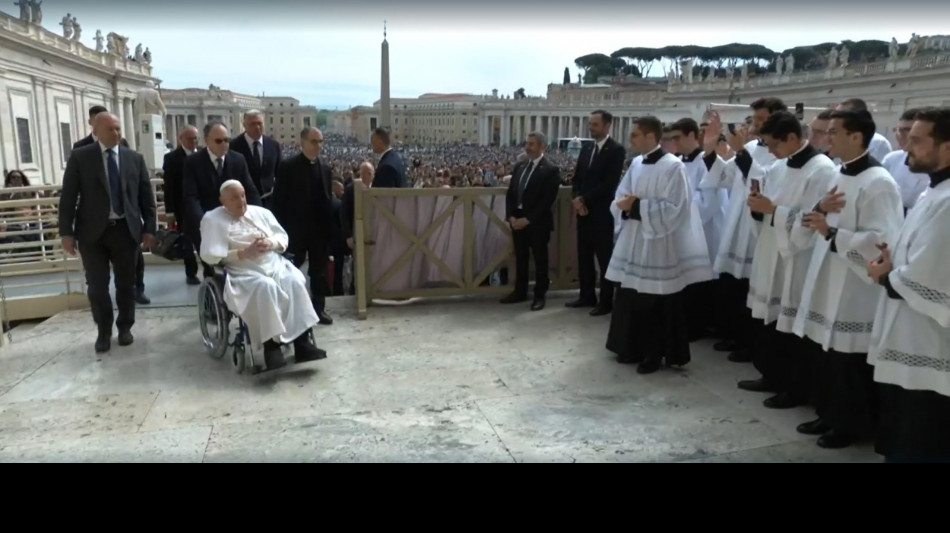 Il Papa in piazza San Pietro, 'buona Domenica delle Palme!'