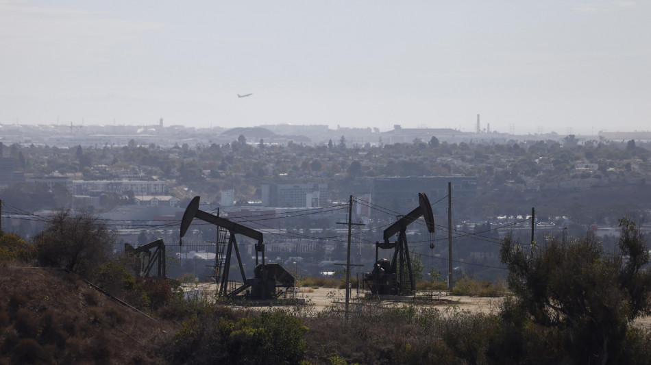 Il petrolio in calo, Brent torna sotto 70 dollari al barile