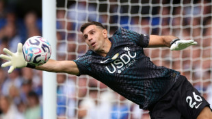 'Dibu' Mart&iacute;nez sofre 3 gols, mas vence em sua estreia no Chelsea