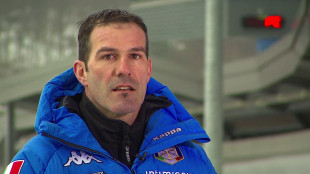 Milano-Cortina: fiaccola olimpica passa nelle mani di Zoeggeler