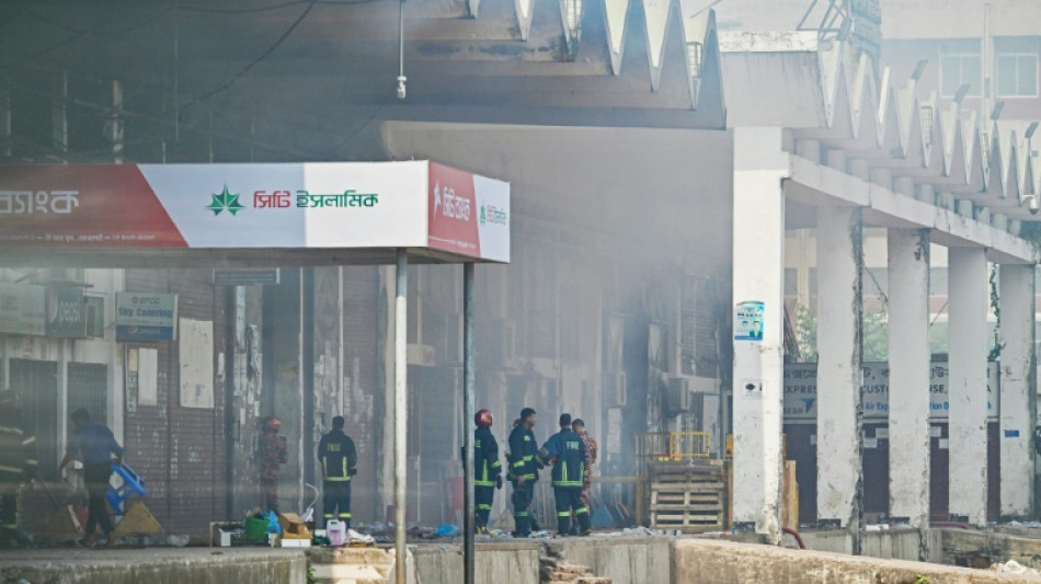 Incendie dans un aéroport de Dacca : évaluation des dégâts et ouverture d'une enquête