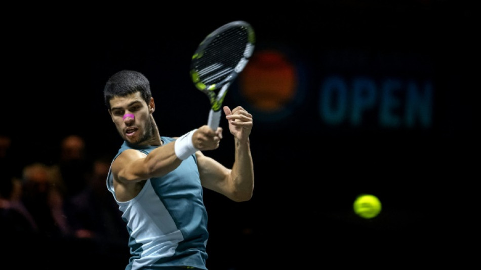 Alcaraz vence De Mi&ntilde;aur na final em Roterd&atilde; e conquista seu 1&ordm; t&iacute;tulo em quadra coberta
