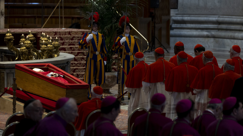 I fedeli in basilica per l'omaggio al Papa dopo ore di attesa