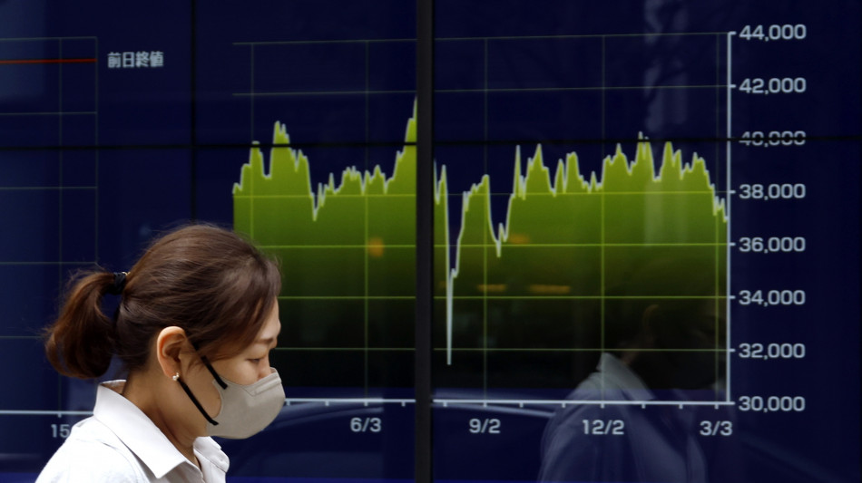 Borsa: l'Asia scivola con l'avvio dei dazi Usa, Tokyo -1,8%