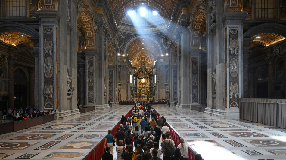 Oltre 90 mila persone hanno reso finora omaggio al Papa