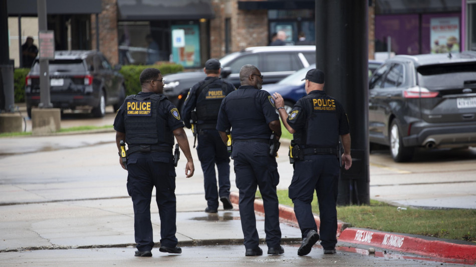 Sparatoria in Michigan, un morto e nove feriti