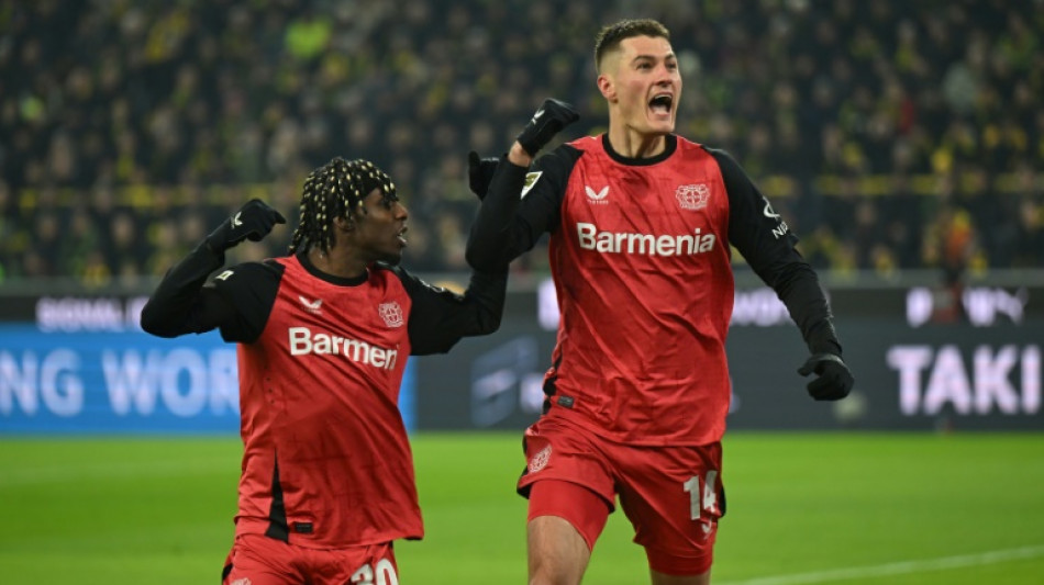 Leverkusen vence Dortmund e encosta no l&iacute;der Bayern