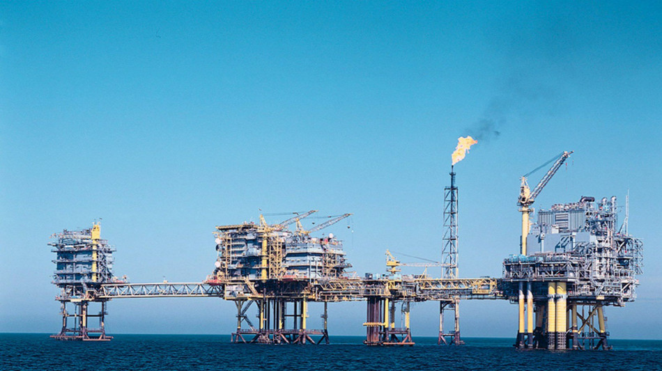 Il petrolio balza del 5%, Brent supera 105 dollari