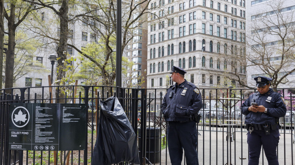 Morto l'uomo che si &egrave; dato fuoco davanti tribunale Trump
