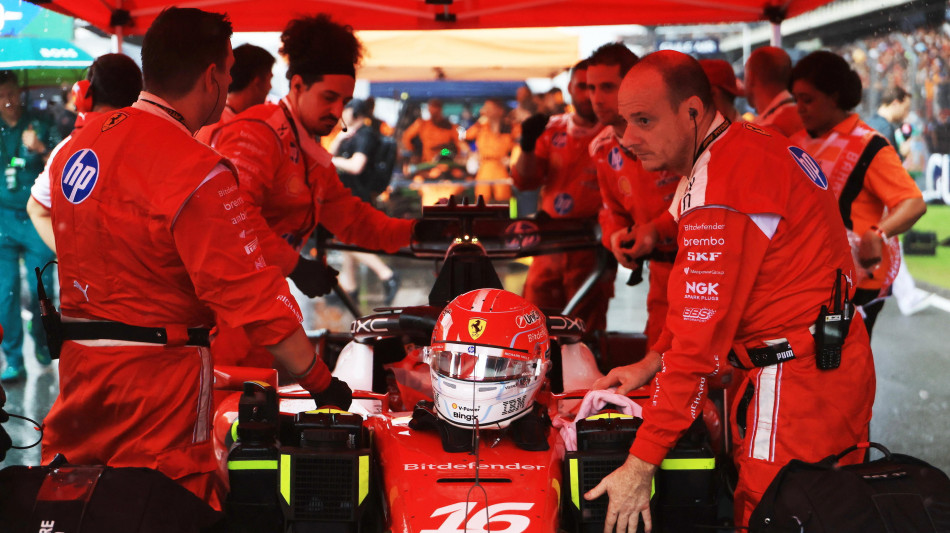 Caos Gp Bahrain, problemi ad alcune monoposto e tutte richiamate in pit lane