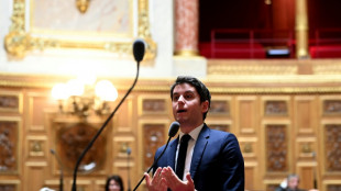 Retraites: la droite plus que jamais courtis&eacute;e, les ordures s'accumulent 